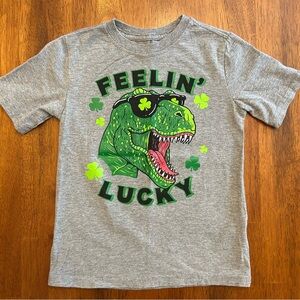 St. Patrick’s Day Dinosaur Tee “Feelin’ Lucky” | XS 4/5 | Gray Graphic Shirt 🍀